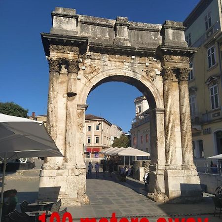 Roman Arch- Low Budget Doublebed Room In Top Center Pula Buitenkant foto