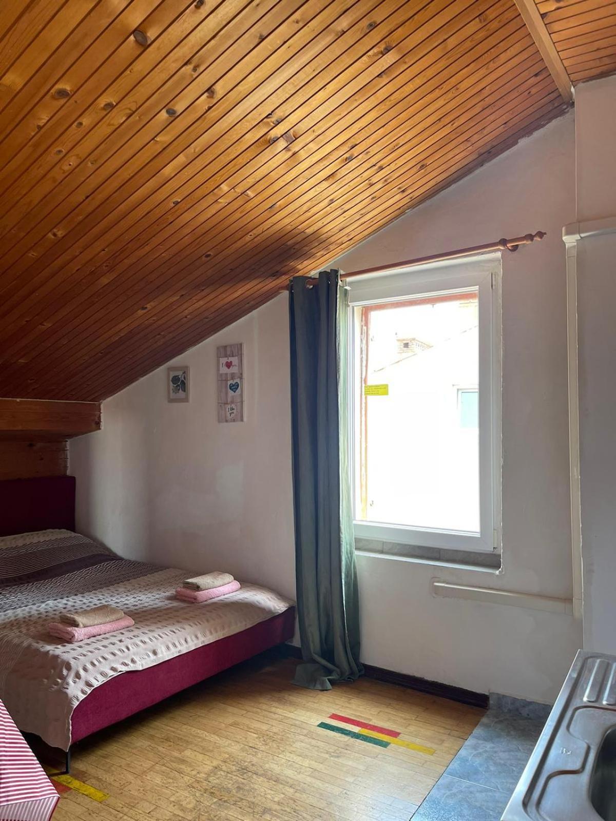 Roman Arch- Low Budget Doublebed Room In Top Center Pula Buitenkant foto